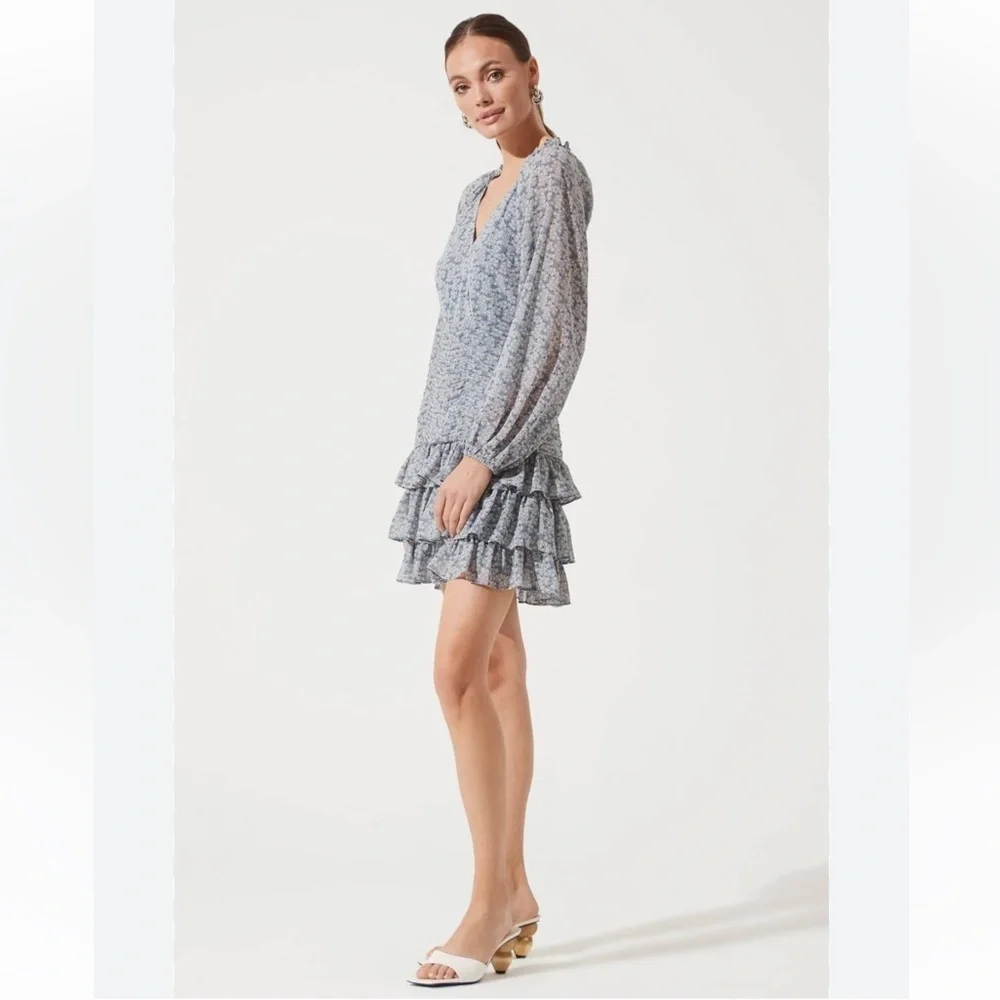 NEW ASTR The Label Blue Floral Long Sleeve Tiered Ruffle Shirred Mini Dress Sz M - Picture 4 of 14